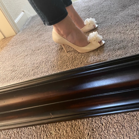 Caparros Ivory Satin Sarina Wedding shoes.  Women’s size 8.5 - Picture 11 of 12